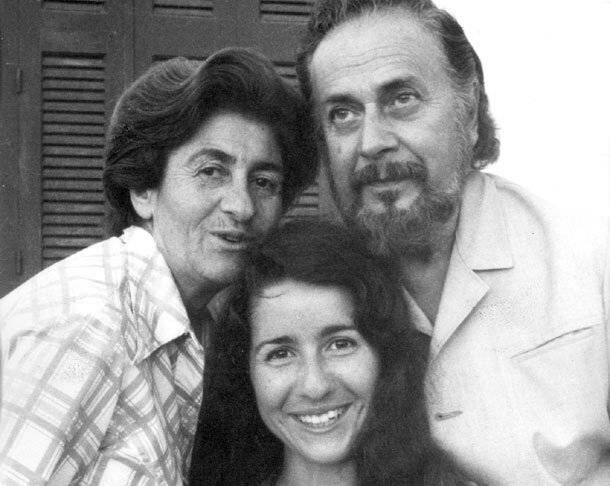 Ο Γιάννης Ρίτσος με τη σύζυγο και την κόρη του