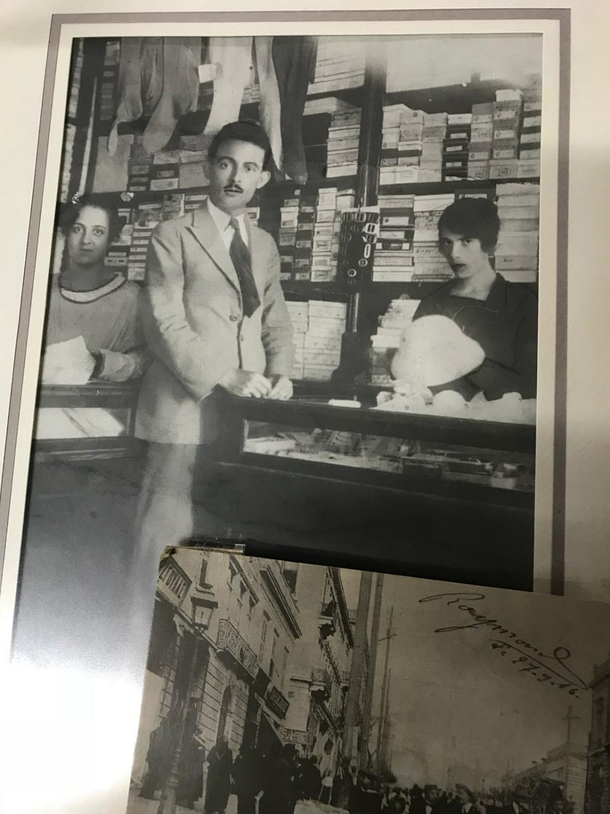 Ο παππούς της Σήλιας, Νίκος Κριθαριώτης στο εμπορικό κατάστημα που διατηρούσε στον Πειραιά