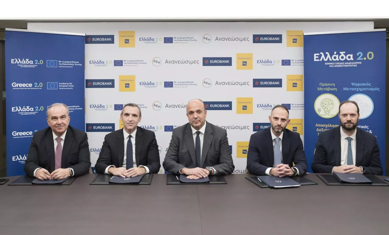 Από αριστερά, ο Αναπληρωτής Υπουργός Ανάπτυξης και Επενδύσεων, αρμόδιος για τις Ιδιωτικές Επενδύσεις και τις ΣΔΙΤ, κ. Νίκος Παπαθανάσης, ο Αναπληρωτής Διευθύνων Σύμβουλος, Επικεφαλής Corporate & Investment Banking της Τράπεζας Eurobank ΑΕ, κ. Κωνσταντίνος Βασιλείου, ο Διευθύνων Σύμβουλος της ΔΕΗ Ανανεώσιμες, κ. Κωνσταντίνος Μαύρος, ο Ανώτερος Γενικός Διευθυντής της Τράπεζας Πειραιώς, Επικεφαλής του Corporate & Investment Banking, κ. Θοδωρής Τζούρος και ο Διοικητής της Ειδικής Υπηρεσίας Συντονισμού του Ταμείου Ανάκαμψης, κ. Ορέστης Καβαλάκης