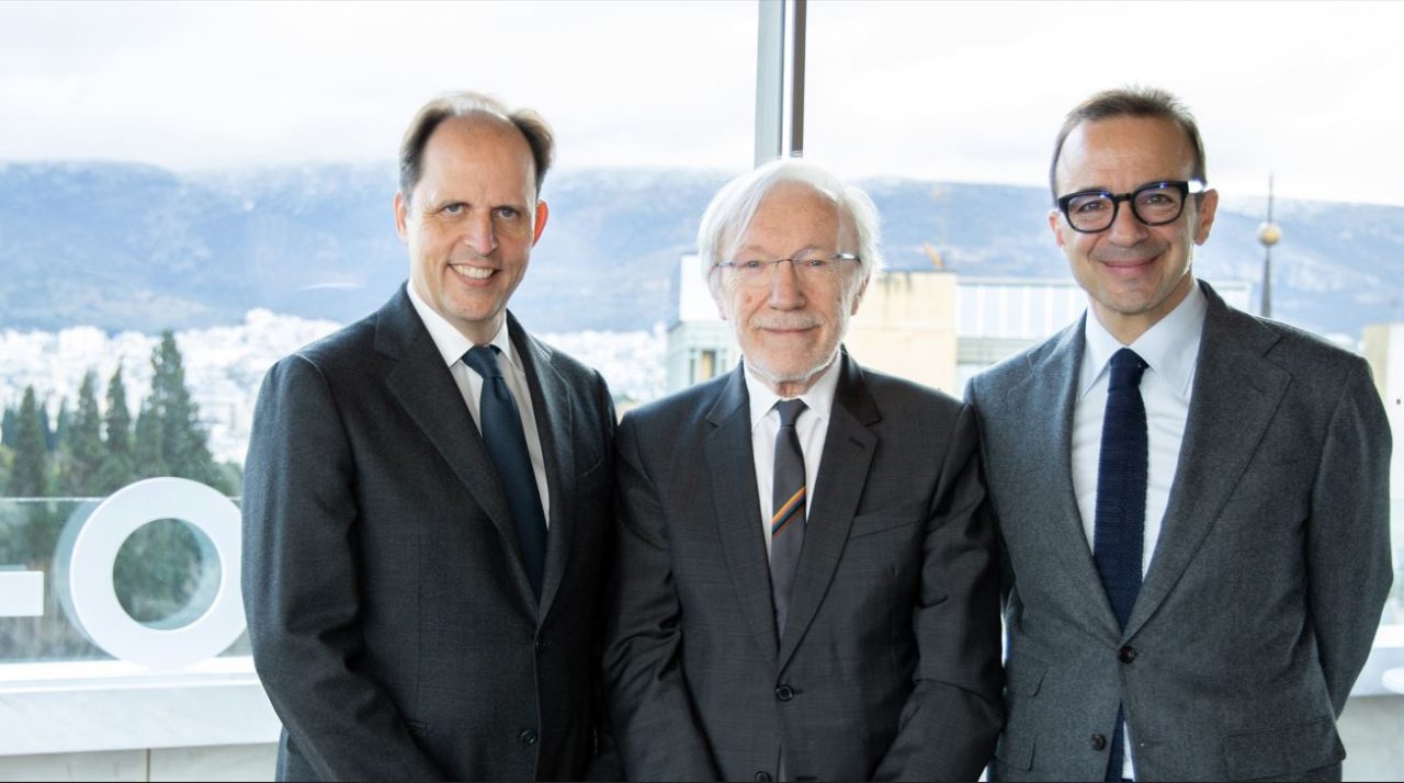 Οι ιδρυτές της V+O, Θωμάς Βαρβιτσιώτης, και Γιάννης Ολύμπιος με τον Fiorenzo Tagliabue, Global CEO της SEC Newgate