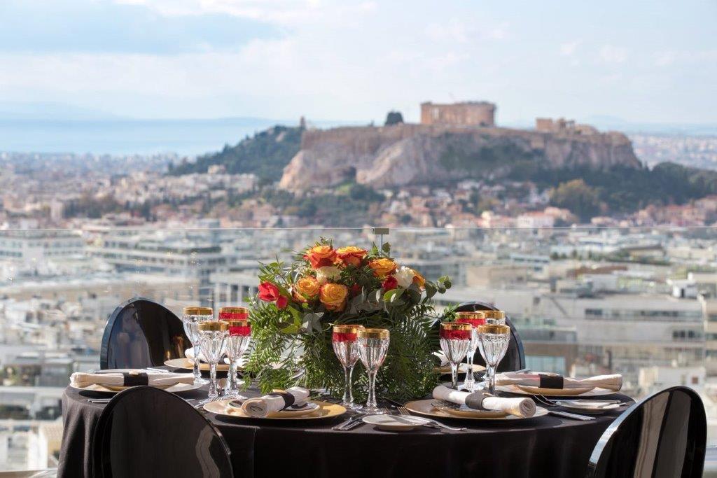 Το τραπέζι του Le Grand Balcon είναι ετοιμο να φιλοξενήσει τους λάτρεις του Ξενοδοχείου 