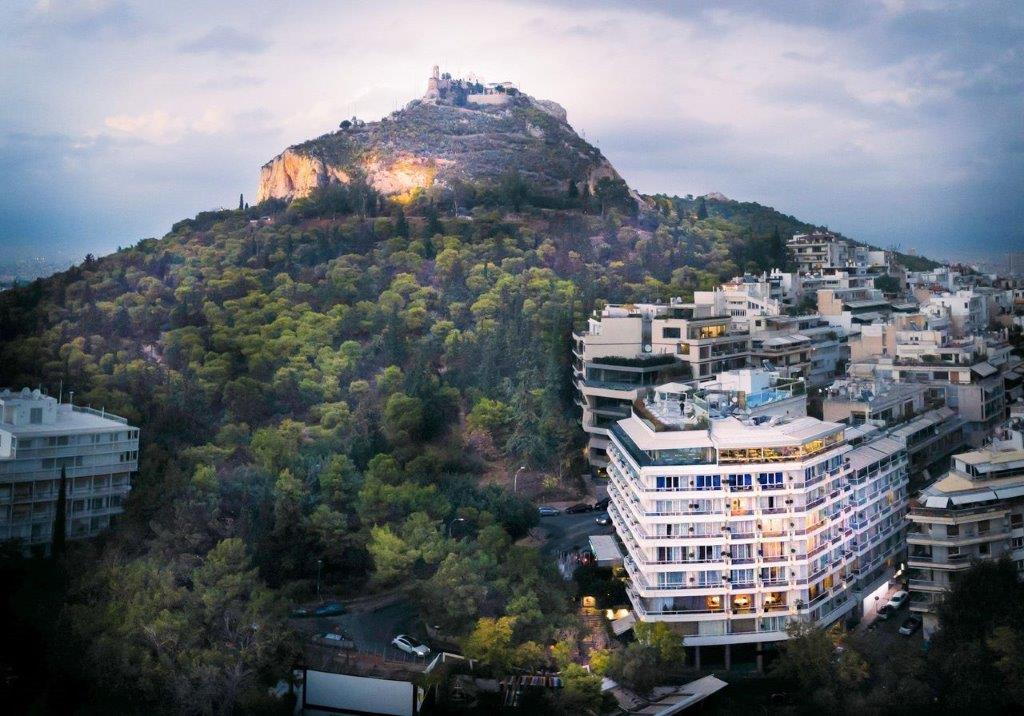 O λοφος του Λυκαβητου, δεσπόζει πίσω από το Ξενοδοχείο 