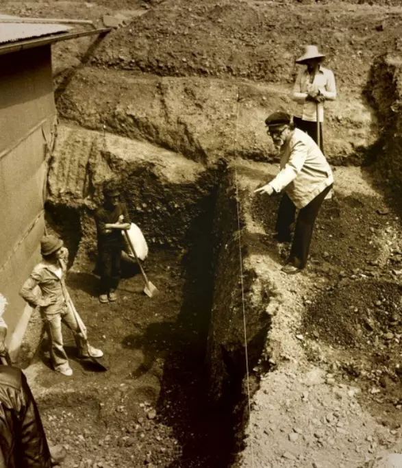 Ο Μανόλης Ανδρόνικος στην ανασκαφή της Βεργίνας
