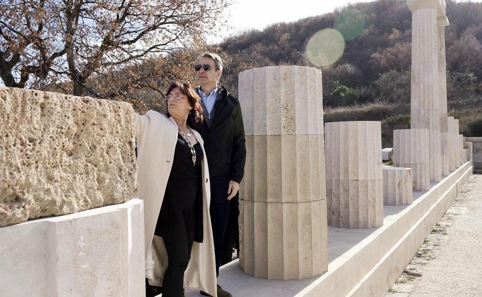 Ο πρωθυπουργός Κυριάκος Μητσοτάκης και η Αγγελική Κοτταρίδη στα εγκαίνια του ανακτόρου των Αιγών