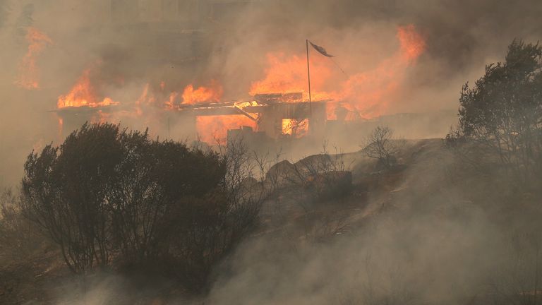 Σπίτι παραδίδεται στις Φλόγες στη Χιλή