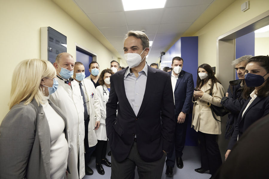 Ο πρωθυπουργός, Κυριάκος Μητσοτάκης, μιλάει με εργαζομένους κατά τη διάρκεια της επίσκεψής του στο Τζάνειο Γενικό Νοσοκομείο Πειραιά (ΑΠΕ-ΜΠΕ)