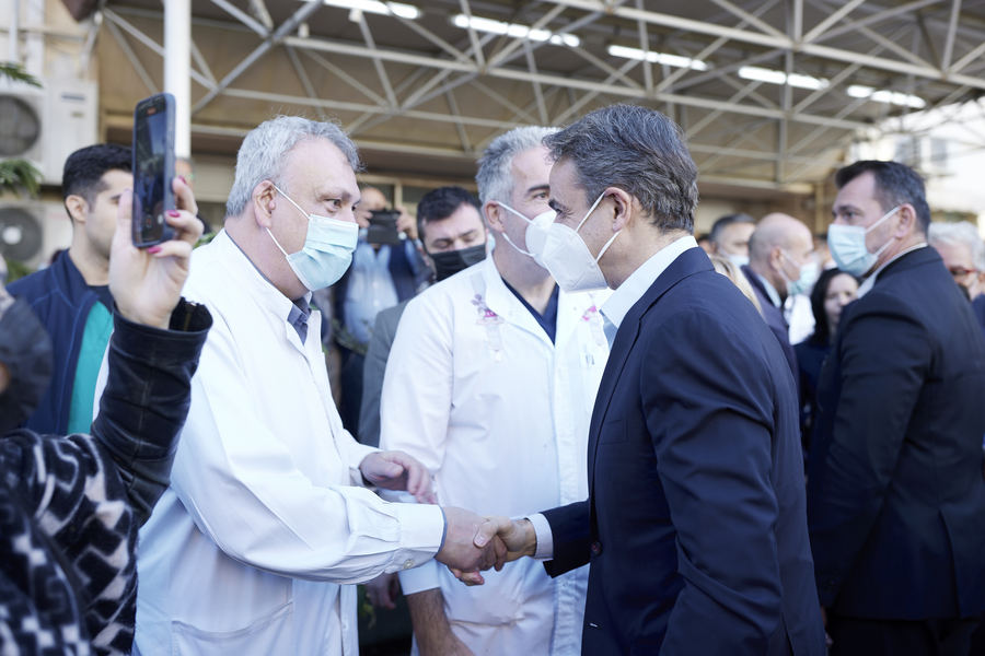 Ο πρωθυπουργός, Κυριάκος Μητσοτάκης, μιλάει με εργαζομένους κατά τη διάρκεια της επίσκεψής του στο Τζάνειο Γενικό Νοσοκομείο Πειραιά (ΑΠΕ-ΜΠΕ)