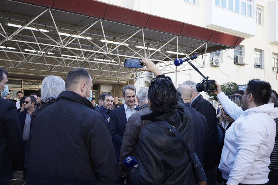 Ο πρωθυπουργός, Κυριάκος Μητσοτάκης, συνομιλεί με κόσμο κατά τη διάρκεια της επίσκεψής του στο Τζάνειο Γενικό Νοσοκομείο Πειραιά (ΑΠΕ-ΜΠΕ)