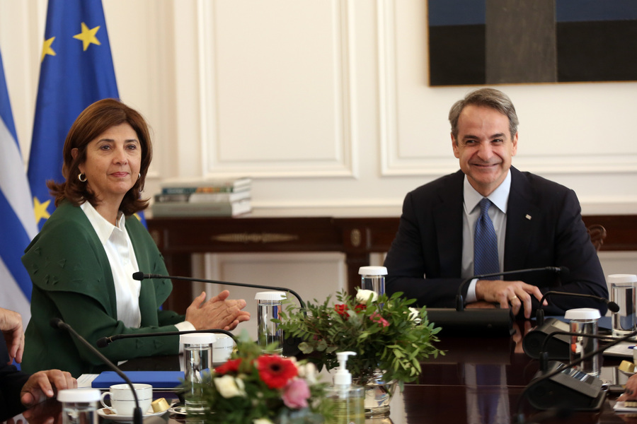 Ο πρωθυπουργός Κυριάκος Μητσοτάκης υποδέχεται την προσωπική απεσταλμένη του γενικού γραμματέα των Ηνωμένων Εθνών για την Κύπρο, María Angela Holguín Cuéllar (ΑΠΕ-ΜΠΕ)