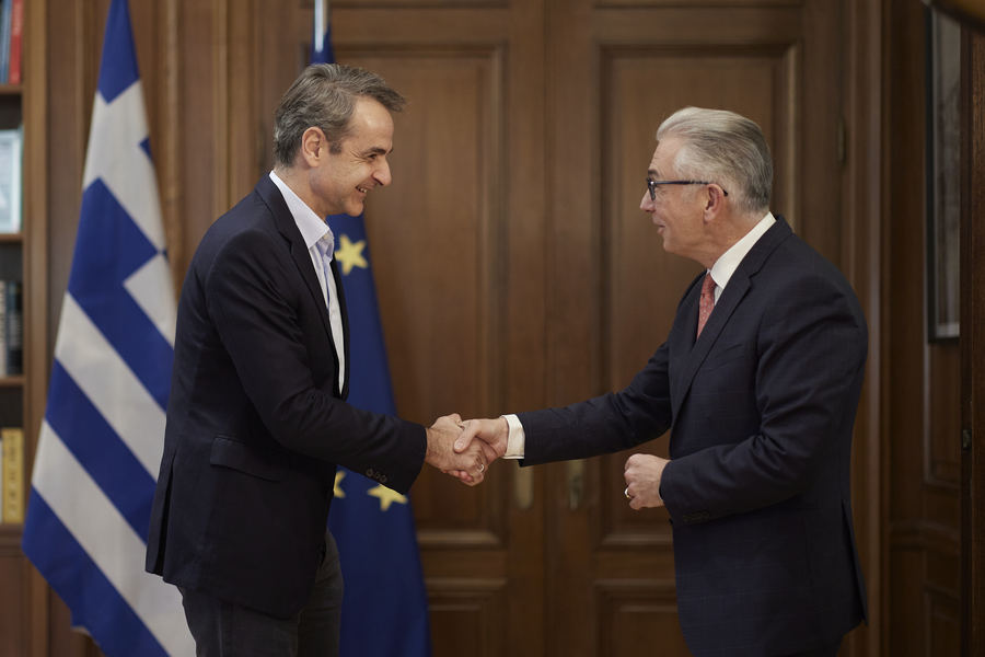 Ο πρωθυπουργός Κυριάκος Μητσοτάκης υποδέχεται τον Πρόεδρο του Κοινοβουλευτικού Συμβουλίου της Ευρώπης Θεόδωρο Ρουσσόπουλο, στη συνάντησή τους στο Μέγαρο Μαξίμου (ΑΠΕ-ΜΠΕ)
