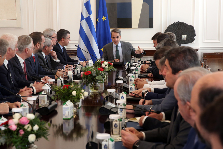 Ο πρωθυπουργός Κυριάκος Μητσοτάκης μιλά προς τους νεοεκλεγέντες περιφερειάρχες κατά τη διάρκεια της συνάντησής τους στο Μέγαρο Μαξίμου 