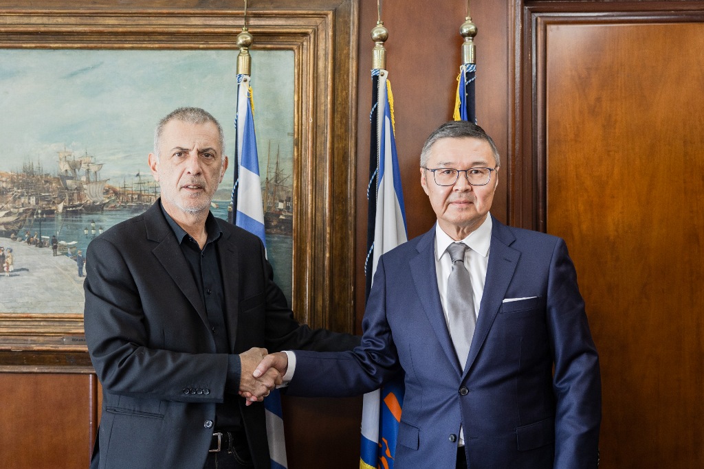 Ο Δήμαρχος Πειραιά Γιάννης Μώραλης υποδέχθηκε, στο Δημαρχείο τον Πρέσβη της Δημοκρατίας του Καζακστάν στην Ελλάδα Yerlan Baudarbek –Kozhatayev.