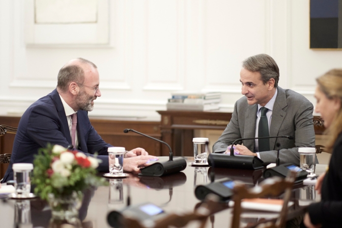 Ο Πρωθυπουργός Κυριάκος Μητσοτάκης συναντήθηκε στο Μέγαρο Μαξίμου με τον Πρόεδρο του Ευρωπαϊκού Λαϊκού Κόμματος και επικεφαλής της Κοινοβουλευτικής Ομάδας του ΕΛΚ στο Ευρωπαϊκό Κοινοβούλιο Manfred Weber,