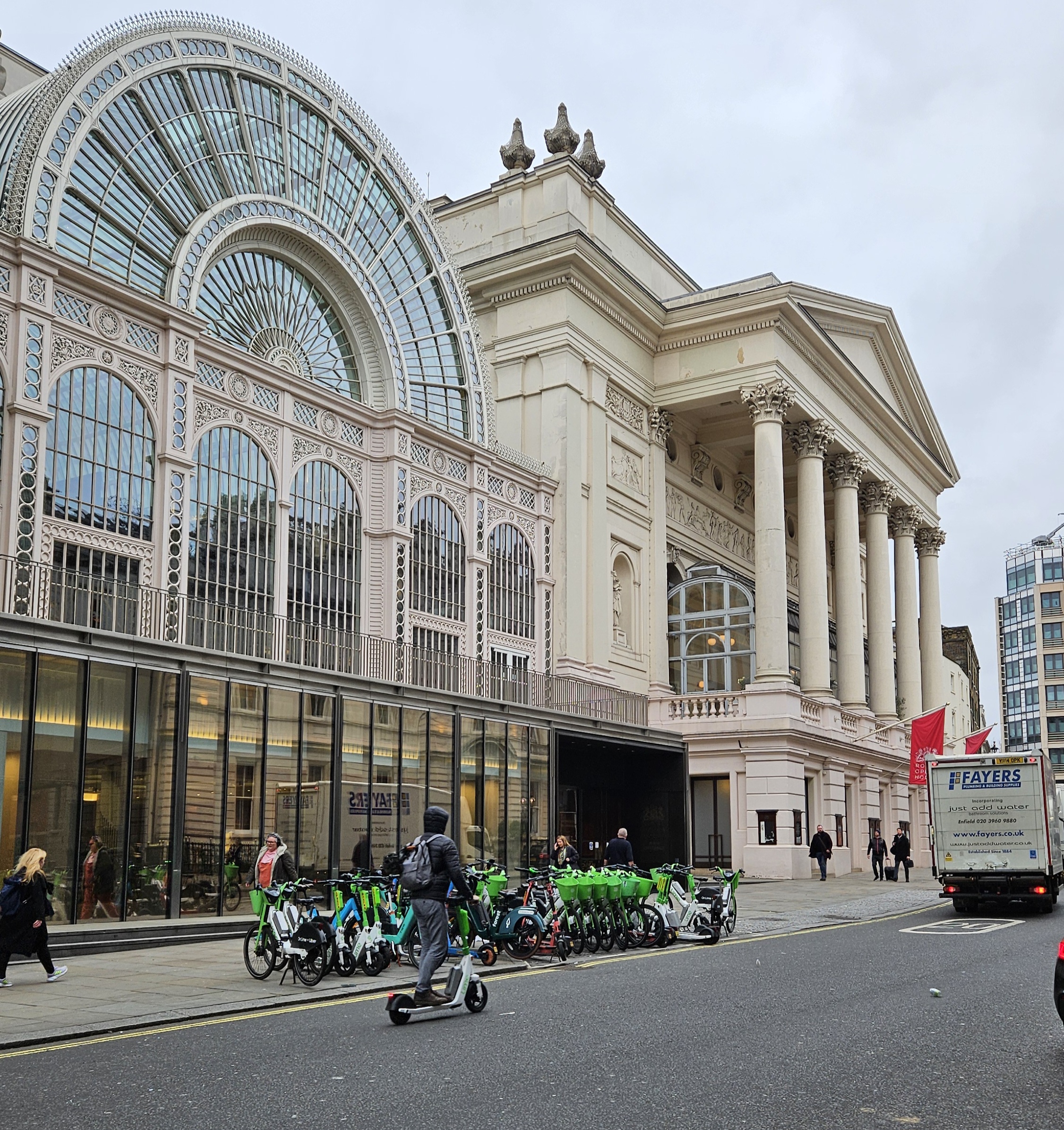 Χώρος στάθμευσης ενοικιαζόμενων ποδηλάτων μπροστά στη Royal Opera.
