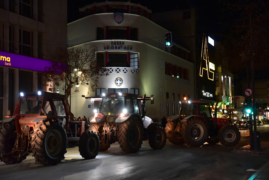 Αγρότες από τον τον κόμβο του Πλατύκαμπου με τα τρακτέρ τους κατευθύνονται προς την κεντρική πλατεία της Λάρισας