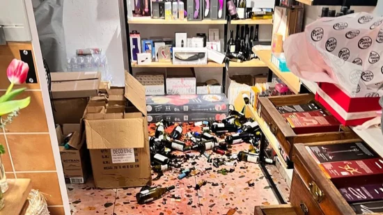 Άγνωστοι έσπασαν ανθοπωλείο – sex shop στα Εξάρχεια