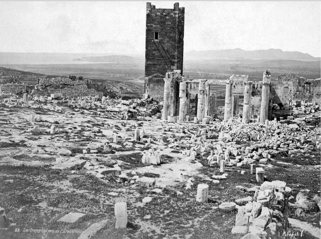 Η Ακρόπολη μετά την καθαίρεση οθωμανικών κτισμάτων με τον φράγκικο πύργο στα Προπύλαια