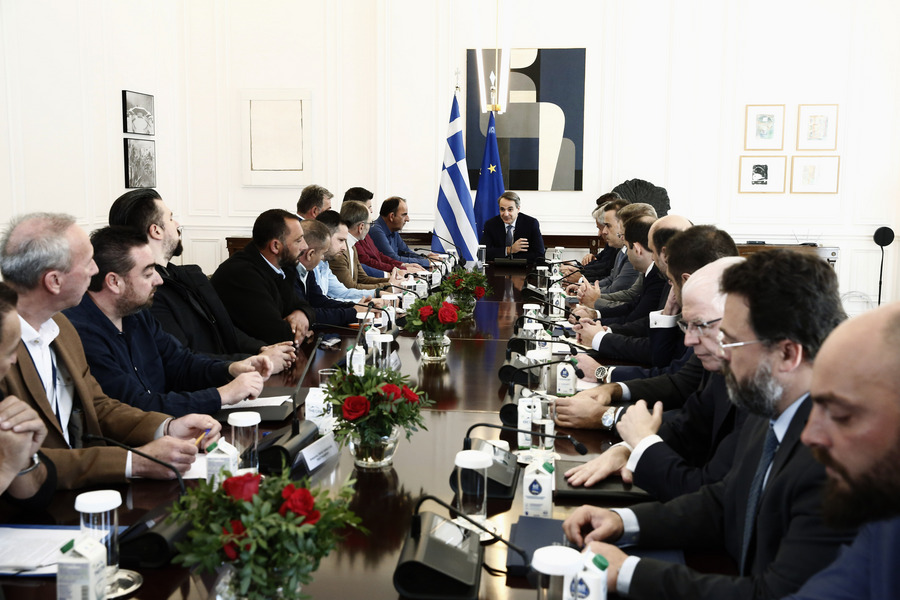 Ο πρωθυπουργός Κυριάκος Μητσοτάκης συνομιλεί με τους εκπροσώπους της Πανελλήνιας Επιτροπής μπλόκων των αγροτών κατά τη διάρκεια της συνάντησής τους, στο Μέγαρο Μαξίμου