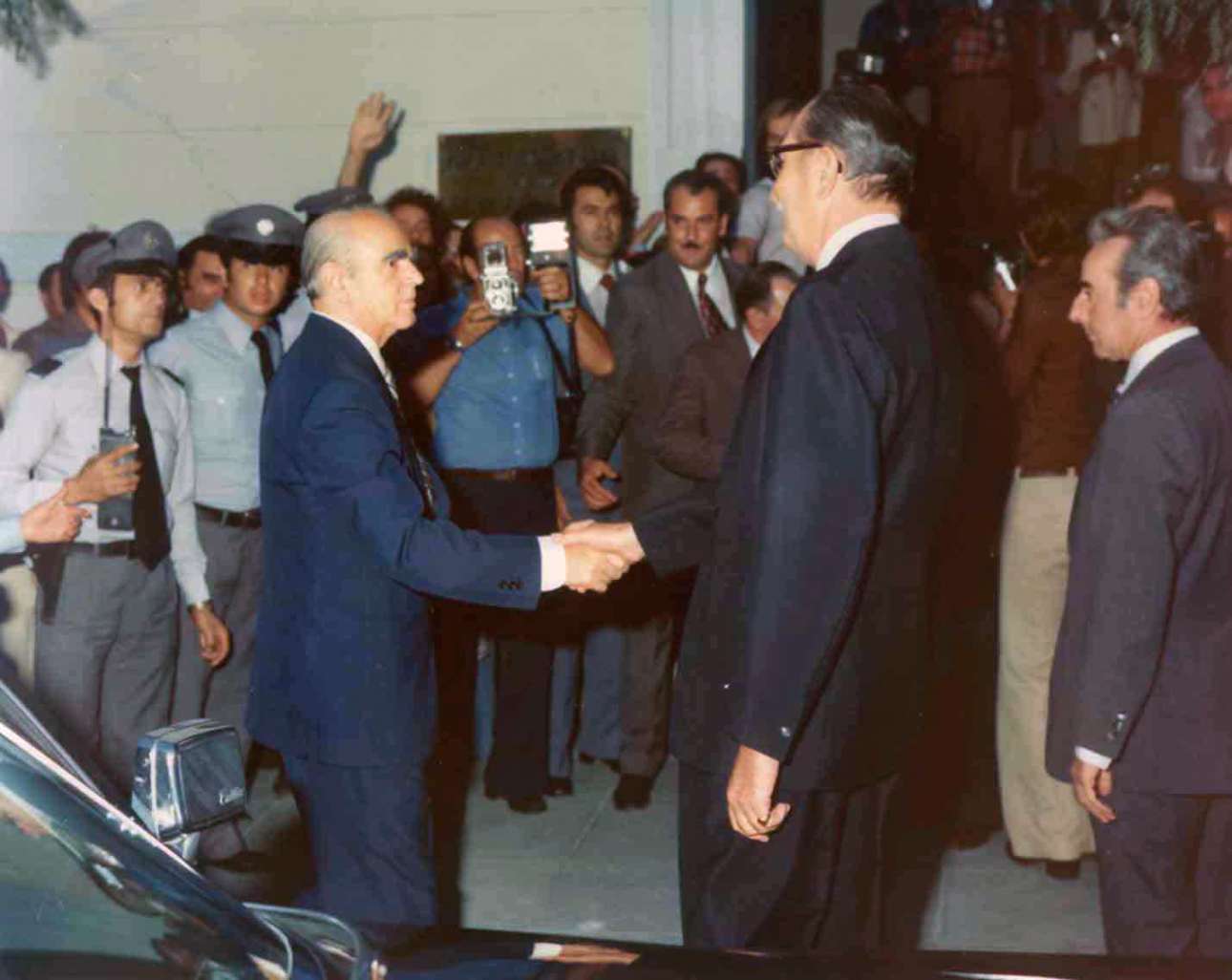 Ο Κωνσταντίνος Καραμανλής στα εγκαίνια των γραφείων της Νέας Δημοκρατίας στην Ρηγίλλης 18, το 1975 (Ιδρυμα Κωνσταντίνος Γ. Καραμανλής)