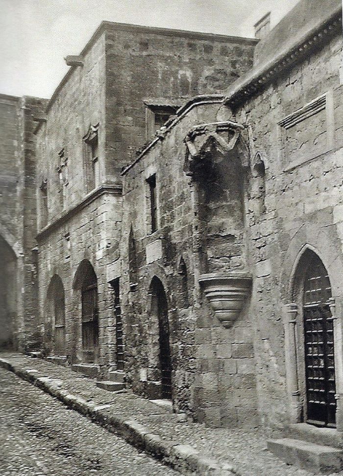 ’Αποψη της κατοικίας του Γάλλου καπελάνου με παρεκκλήσι μετά τις εργασίες αποκατάστασης του 1920