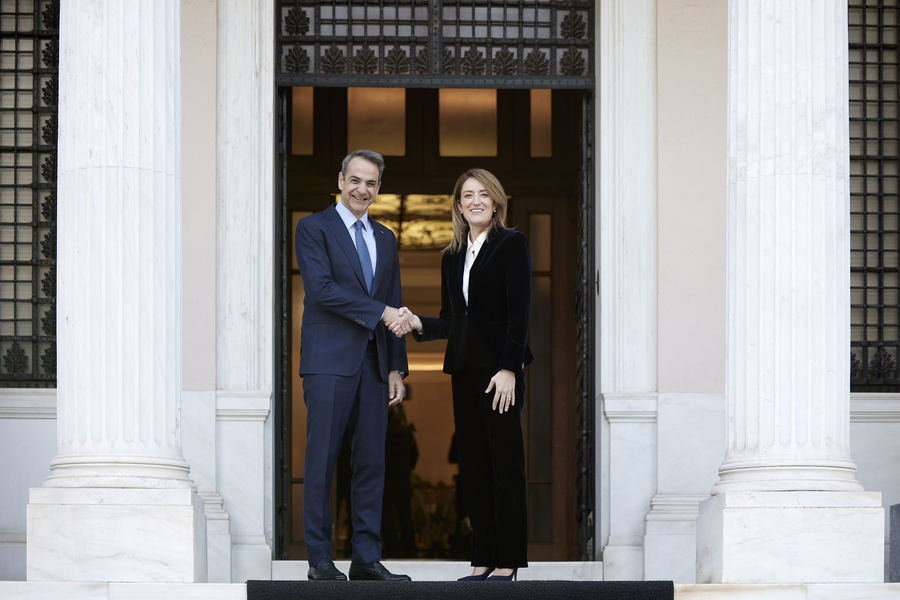 Ο πρωθυπουργός Κυριάκος Μητσοτάκης υποδέχεται την πρόεδρο του Ευρωπαϊκού Κοινοβουλίου Roberta Metsola στο Μέγαρο Μαξίμου