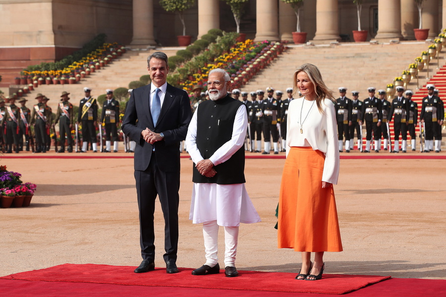 Ο πρωθυπουργός της Ινδίας Narendra Modi υποδέχεται τον πρωθυπουργό Κυριάκο Μητσοτάκη και την σύζυγό του Μαρέβα Γκραμπόφσκι-Μητσοτάκη στο Rashtrapati Bhavan (ΑΠΕ-ΜΠΕ)