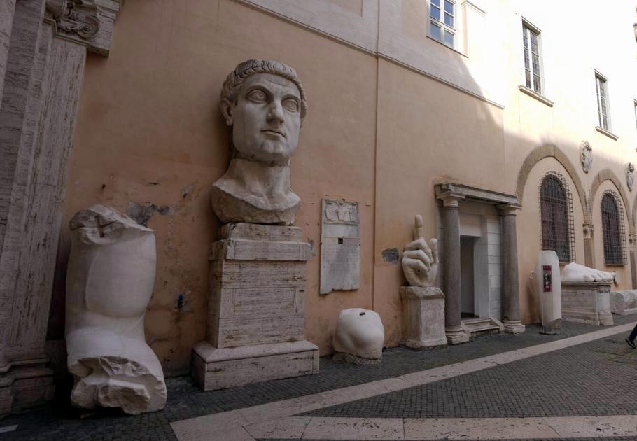 Αυθεντικά τμήματα του αγάλματος όπως βρίσκονται στη Ρώμη