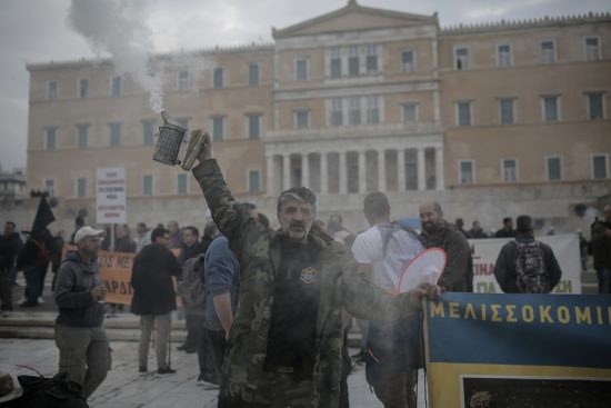 Στο Σύνταγμα οι μελισσοκόμοι – Με στολές, κυψέλες και καπνιστήρια