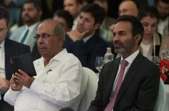 Πρακάς Χιντούτζα: Ποιος είναι ο Ινδός billionaire που συναντήθηκε με Μητσοτάκη, Πατέλη, Προκοπίου και Καραβία