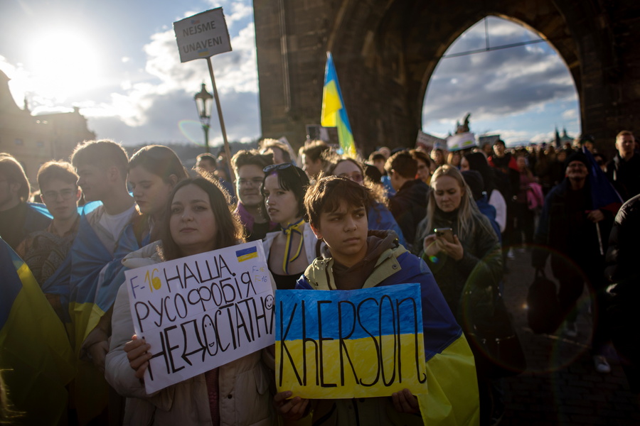 Διαδηλωτές υπέρ της Ουκρανίας στην Πράγα