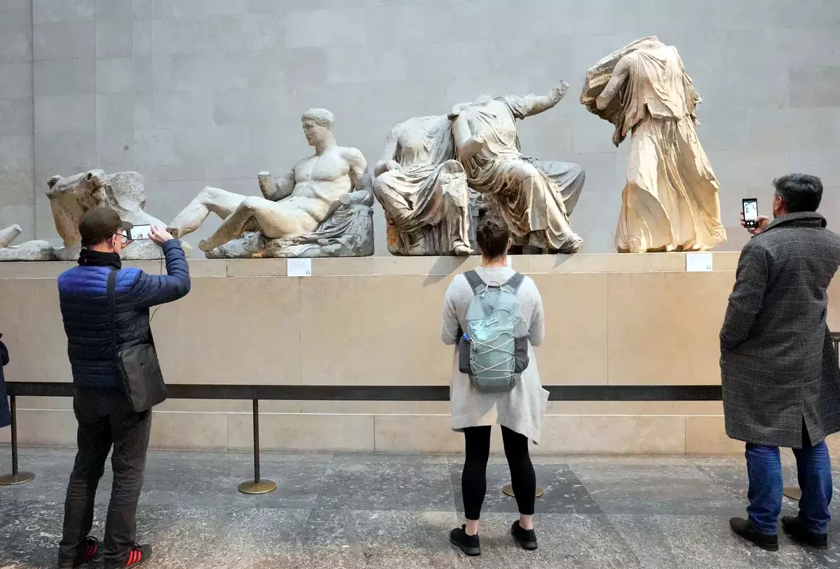 Επισκέπτες του Βρετανικού Μουσείου στα Γλυπτά του Παρθενώνα