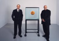 Ο Τζεφ Κουνς με τον Δάκη Ιωάννου και το «One Ball Total Equilibrium Tank» (1985), το πρώτο έργο που αγόρασε ο συλλέκτης