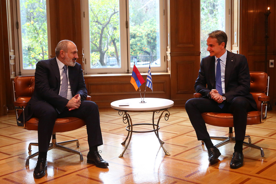 Ο πρωθυπουργός Κυριάκος Μητσοτάκης συνομιλεί με τον πρωθυπουργό της Αρμενίας Nikon Pashinyan κατά τη διάρκεια συνάντησή τους στο Μέγαρο Μαξίμου