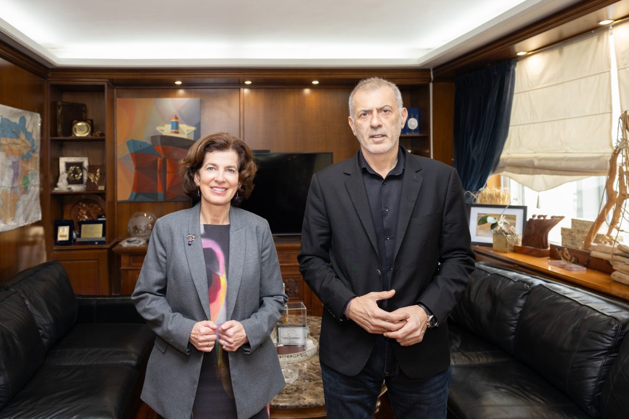 Ο  Δήμαρχος Πειραιά  Γιάννης Μώραλης υποδέχθηκε σήμερα  στο Δημαρχείο  την νέα  Πρέσβειρα της Γαλλίας στην Ελλάδα Laurence Auer