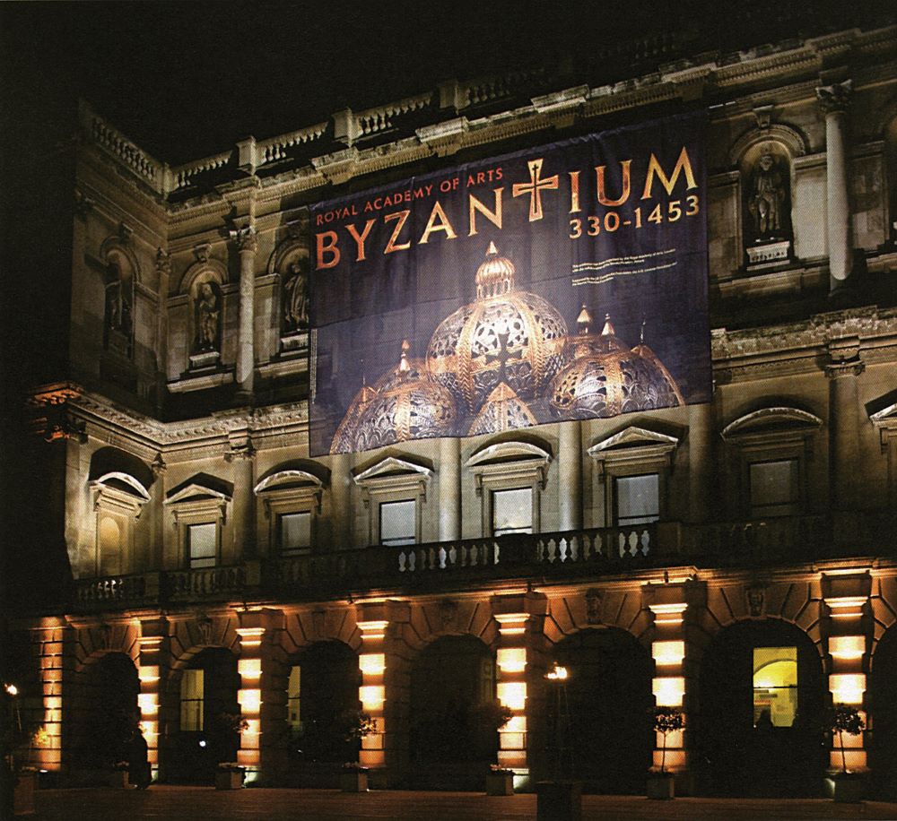 Η πρόσοψη της Βασιλικής Ακαδημίας Τεχνών με το πανό της έκθεσης «Byzantium 330-1453», Λονδίνο, 2008-2009 