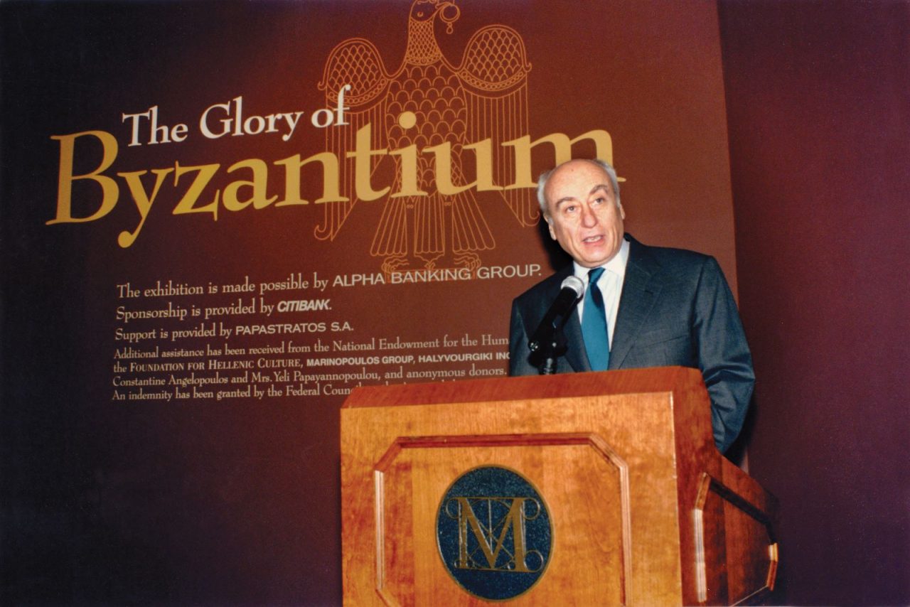 Ο Γιάννης Κωστόπουλος στα εγκαίνια της έκθεσης «Η Δόξα του Βυζαντίου», Μητροπολιτικό Μουσείο Νέας Υόρκης, 1997