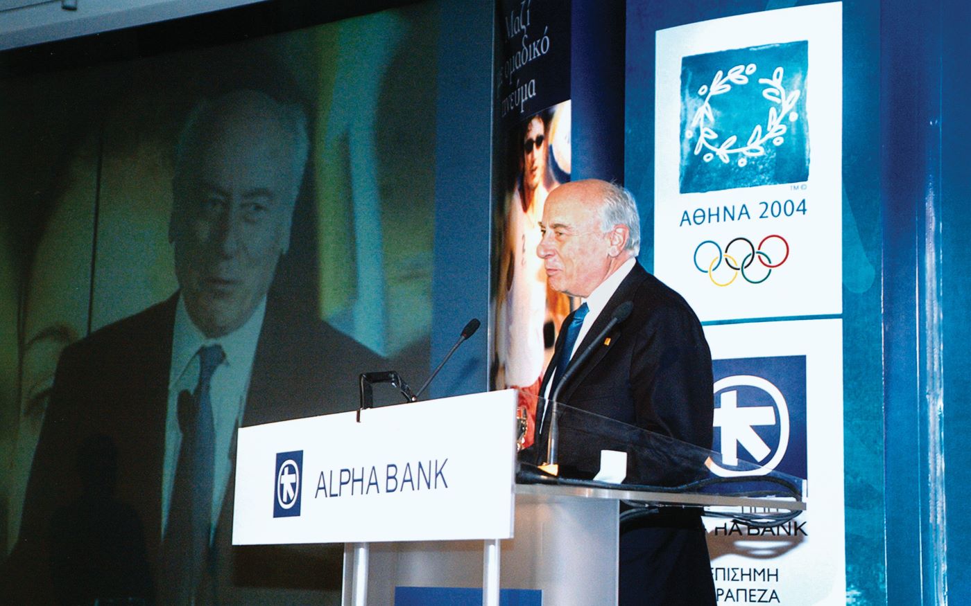 O Γιάννης Κωστόπουλος ανακοινώνει τους αθλητές, τους οποίους υποστήριξε η Alpha Bank ως χορηγός των Ολυμπιακών και Παραολυμπιακών Αγώνων, 2003