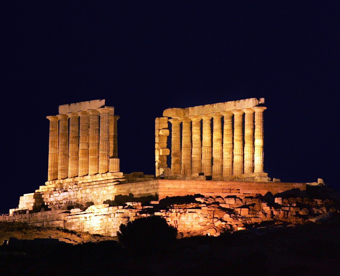 Ο ναός του Ποσειδώνα με τον υπάρχοντα φωτισμό