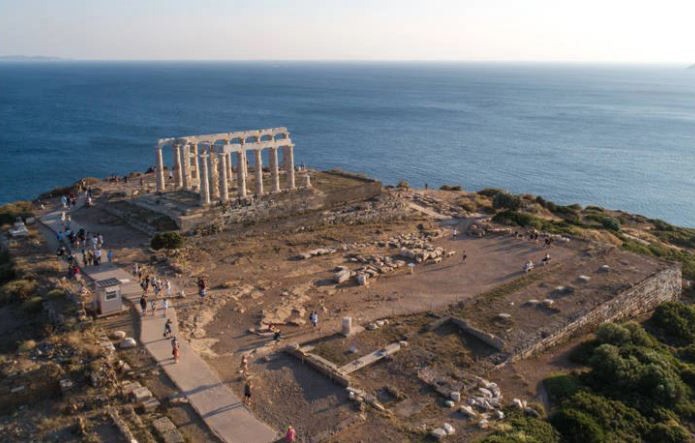 Ο ναός  του Ποσειδώνα και ο περιβάλλον χώρος του