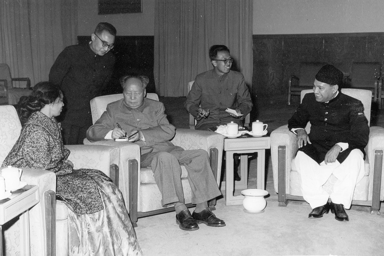 Ο Μάο Τσετούνγκ ενώ υπογράφει το βιβλίο, παρόντος του πακιστανού υπουργού Εξωτερικών και της συζύγου του, στις 25 Οκτωβρίου 1966