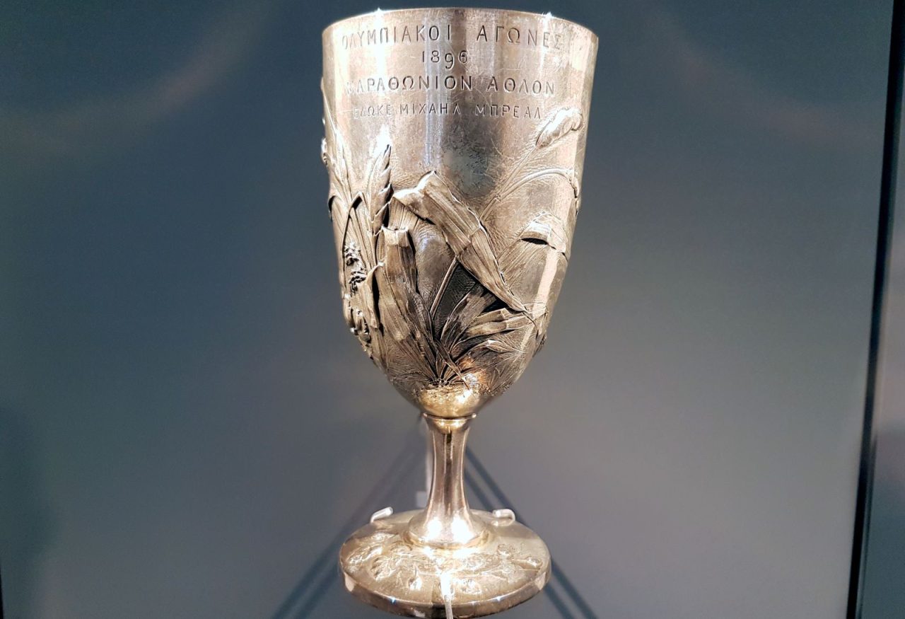 Το ασημένιο κύπελλο που απονεμήθηκε στον Σπυρίδωνα Λούη στον Ολυμπιακό Μαραθώνιο του 1896 (Ίδρυμα Σταύρος Νιάρχος)
