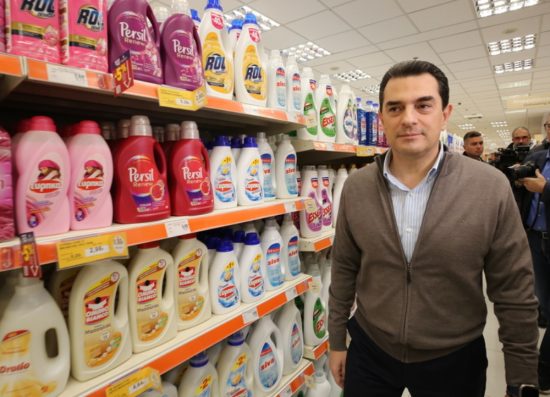 Σούπερ μάρκετ: Πόσο τελικά πέφτουν οι τιμές στο ράφι