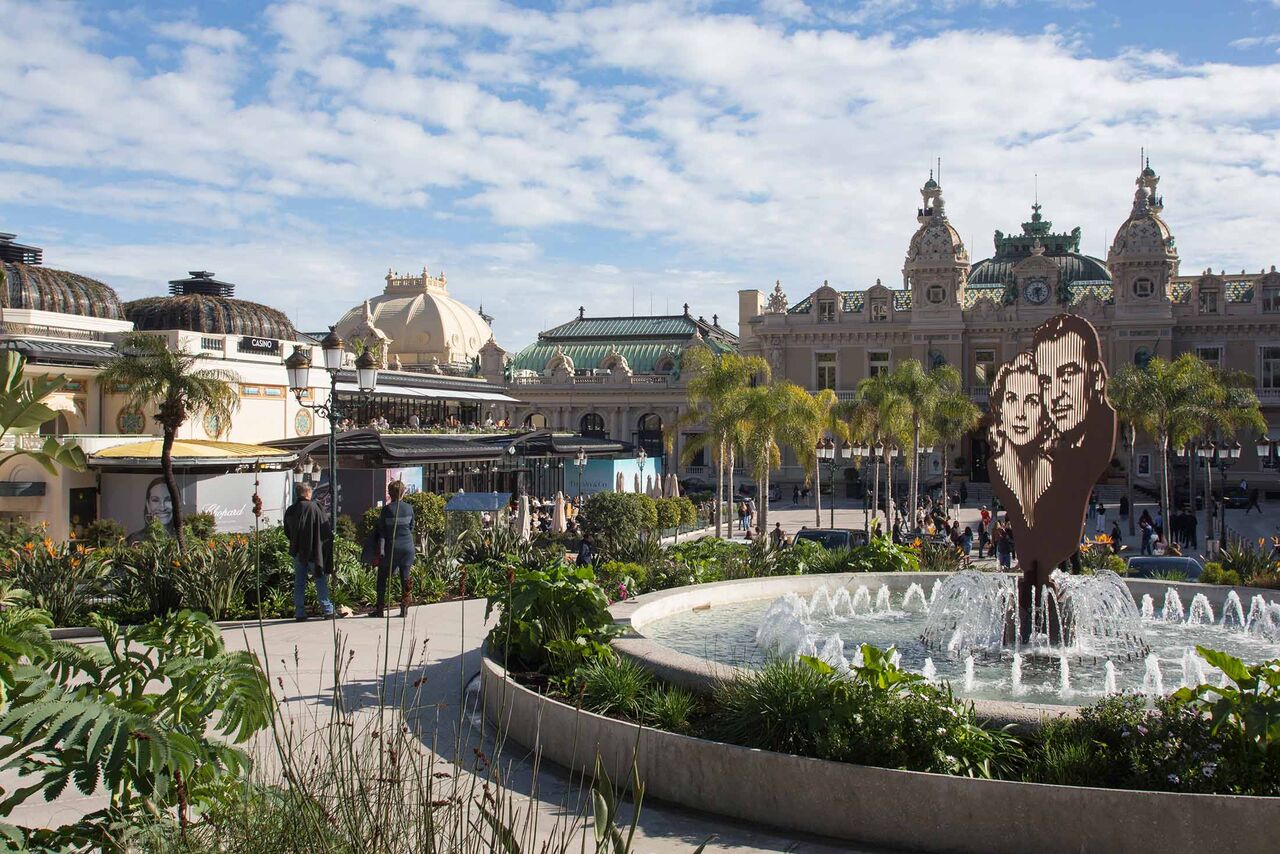 Το Casino de Monte-Carlo, με τις φιγούρες της Grace Kelly και του πρίγκιπα Ρενιέ Πηγή: Eleonora Strano για το Bloomberg Businessweek