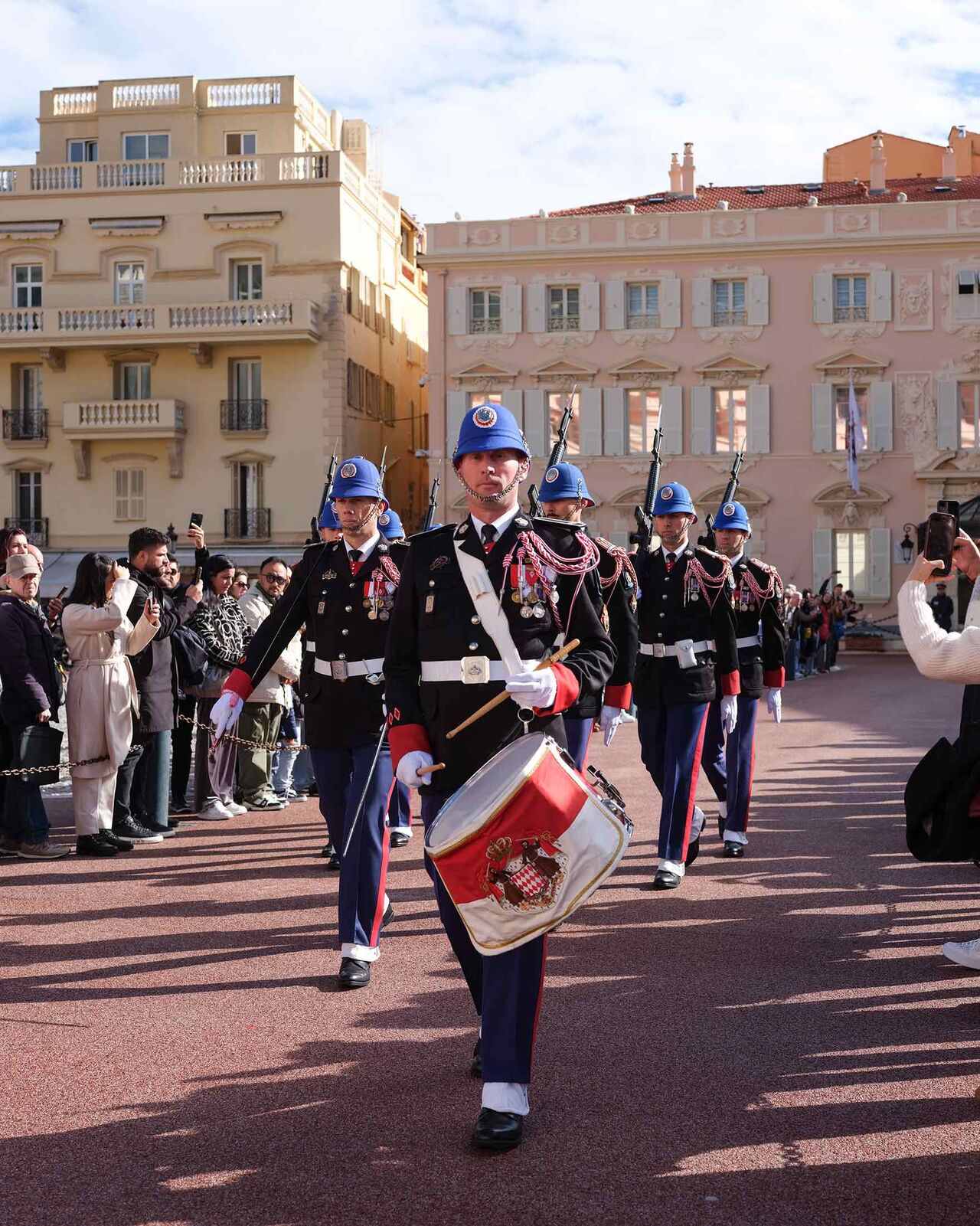 Παρέλαση φρουρών μπροστά από το παλάτι Πηγή: Eleonora Strano για το Bloomberg Businessweek