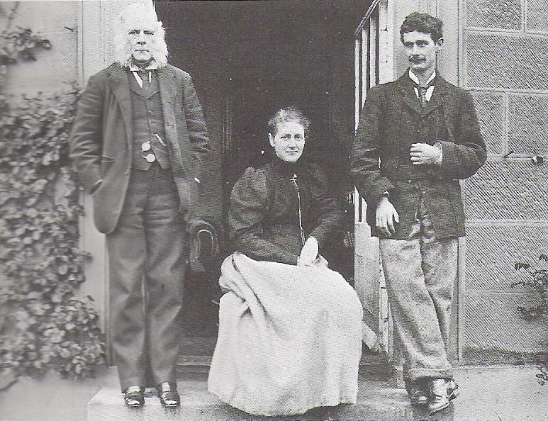 Η συγγραφέας Μπέατριξ Πότερ το 1894 με τον πατέρα και τον αδερφό της