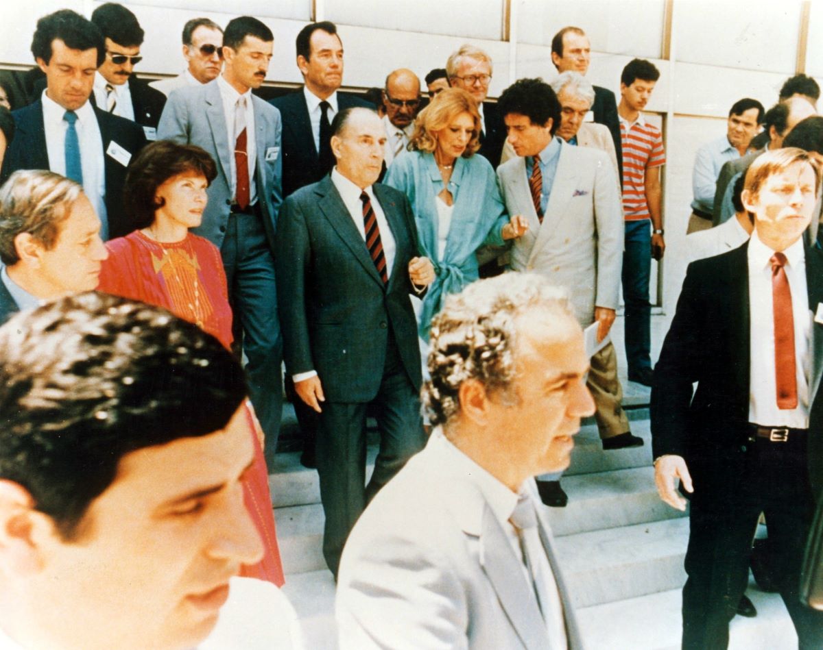 Από την τελετή έναρξης «Αθήνα Πολιτιστική Πρωτεύουσα της Ευρώπης 1985» με τον Πρόεδρο της Γαλλικής Δημοκρατίας Φρανσουά Μιτεράν και τον υπουργό Πολιτισμού Τζακ Λανγκ