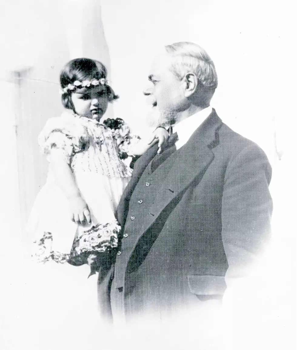 Η Μελίνα στην αγκαλιά του παππού της Σπύρου Μερκούρη