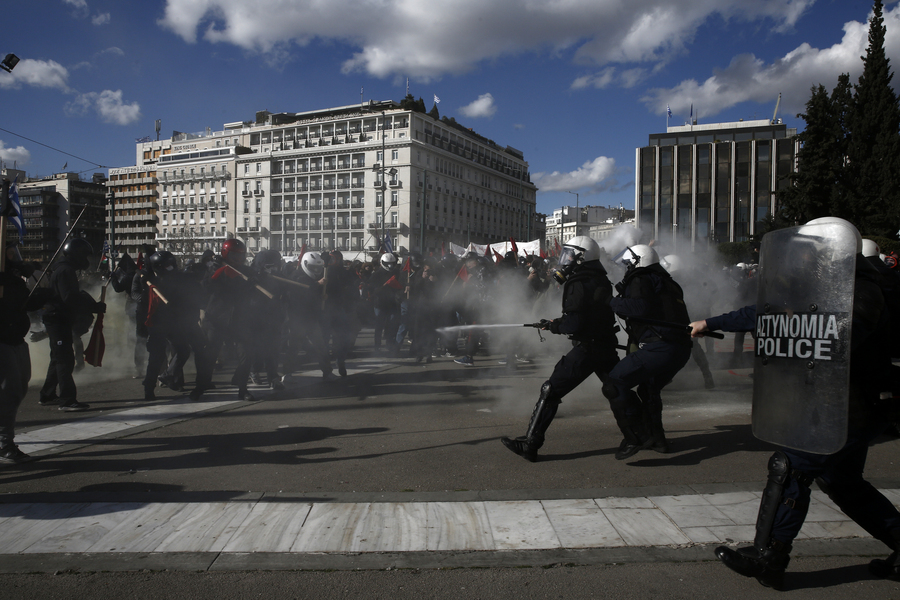 Αστυνομικές δυνάμεις κάνουν χρήση χημικών κατά τη διάρκεια επεισοδίων στο πανεκπαιδευτικό συλλαλητήριο ενάντια στο νομοσχέδιο για την ίδρυση μη κρατικών πανεπιστημίων