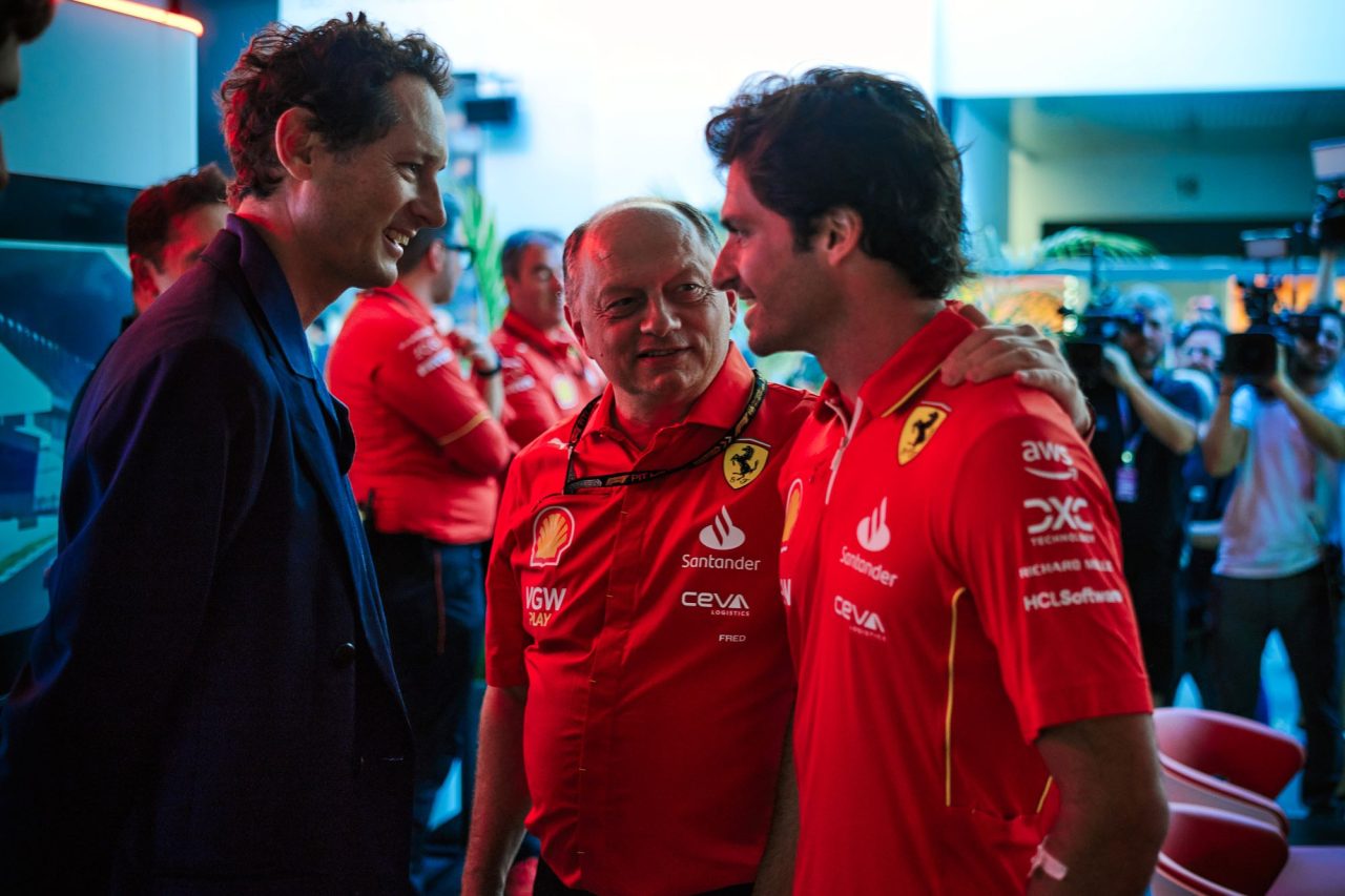 O John Elkann (αριστ.) στα πιτ της Ferrari στη Τζέντα συνομιλεί με το Sainz που μόλις έχει εγχειριστεί υπό το βλέμμα του επικεφαλής της ομάδας Fred Vasseur.
