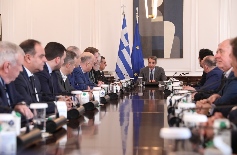 Ο πρωθυπουργός Κυριάκος Μητσοτάκης συνομιλεί με τον περιφερειάρχη Θεσσαλίας Δημήτρη Κουρέτα και με εκπροσώπους των θεσμικών φορέων της Θεσσαλίας, κατά τη διάρκεια της συνάντησής τους στο Μέγαρο Μαξίμου